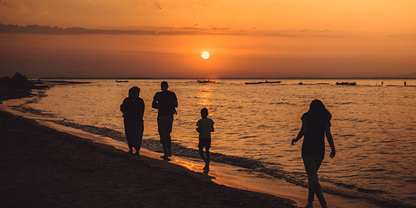 famille devant coucher de soleil au pays basque